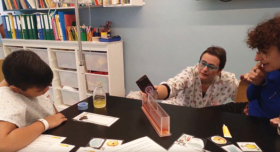 Una investigadora, un alumne i la seva professora de l’escola La Magnòlia, de l’Hospital Infantil Sant Joan de Déu, experimenten amb materials de Petits Oceanògrafs (ICM-CSIC / Maria Vicioso)