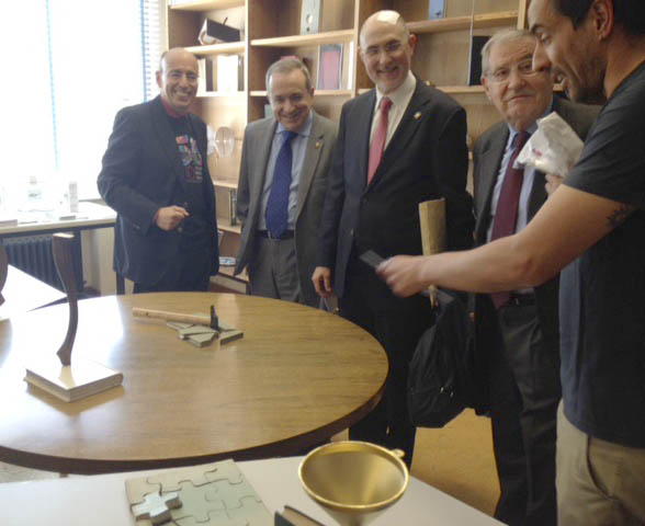 Izquierda a derecha. Joan Grimalt, director del CID, Emilio Lora-Tamayo, presidente del CSIC, Luis Calvo, Delegado del CSIC en Cataluña, y Francesc Camps, ex-director del CID, inaugurando la exposición 'Post-llibres'. 