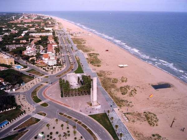 Zona de la platja de Castelldefels on es farà la campanya amb la torre de la Plaça de les Palmeres on hi ha instal•lades les càmeres de vídeo