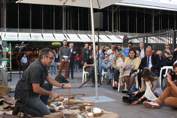 Un moment de la demostració, en l'acte de presentació de Raval una Història de 6000 Anys.