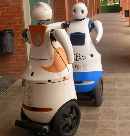 El robot TIBI, d'esquenes, que estarà present al congrés, junt al robot DABO. Tots dos han estat desenvolupats en el marc del projecte europeu URUS.