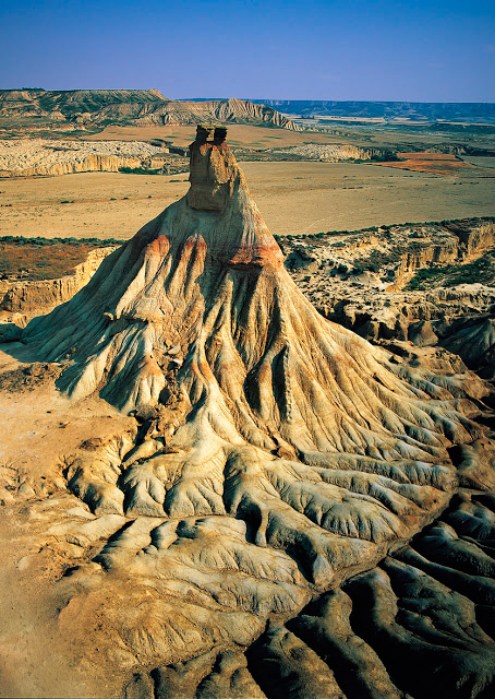 Roca calcárea del Cabezo de Castildetierra, en las Bardenas Reales (Navarra), donde se distinguen los efectos de la erosión. Las rocas calizas se formaron en el sistema de lagos que ocupaban la cuenca (LARRION Y PIMOULIER)