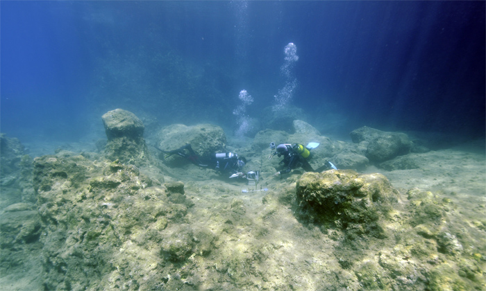 Mostreig a una zona amb molt poques algues. Aquesta manca d'algues es deu a espècies invasores de peixos herbívors originaris del Mar Roig. Imatge: Enric Ballesteros, CSIC. 