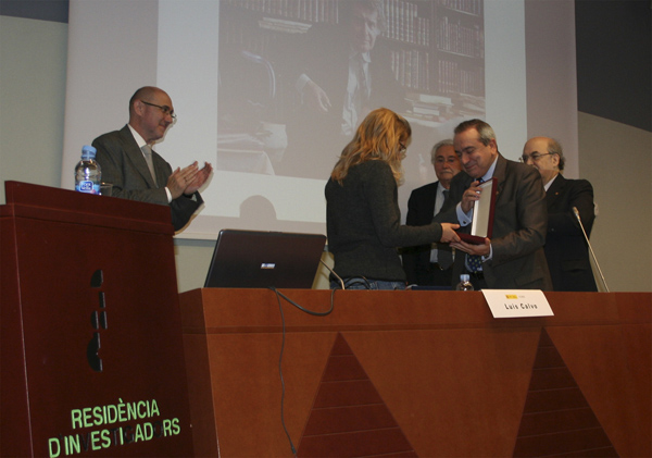 El president del CSIC entrega la distinció del CSIC a Jaume Josa, a la seva filla. 