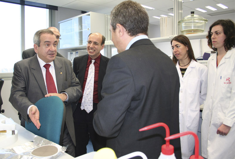 El presidente del CSIC, de frente, en un momento de la inauguración, junto al director del IDAEA, Joan Grimalt, y el director del Laboratorio, Xavier Querol (de espaldas). 