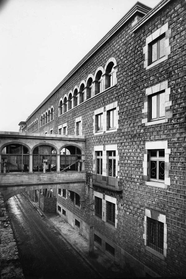 L'edifici de la Delegació del CSIC, al carrer Egipcíaques de Barcelona, en les últimes etapes de la seva construcció, cap a 1952. El pont que comunica la Delegació amb la Biblioteca de Catalunya, i que es va construir junt amb l'edifici, ha estat sempre un element característic.