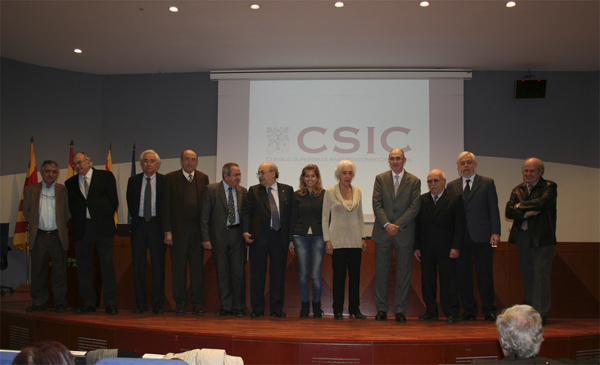 de esquerra a dreta, Javier López Facal (CSIC), Carles Miravitlles (CSIC), Francesc Farré (Residencia d'Investigadors); Joan Albaiges (CSIC), Emilio Lora-Tamayo, president del CSIC; Andreu Mas-Colell, conseller d'Economia i Coneixement; Agnes Josa; Josefina Castellví; Lluis Calvo (CSIC); Ramón Parés (Reial Acadèmia de Ciencies i Arts de Barcelona); Alberto Gomís (Universitat Alcalá de Henares)
