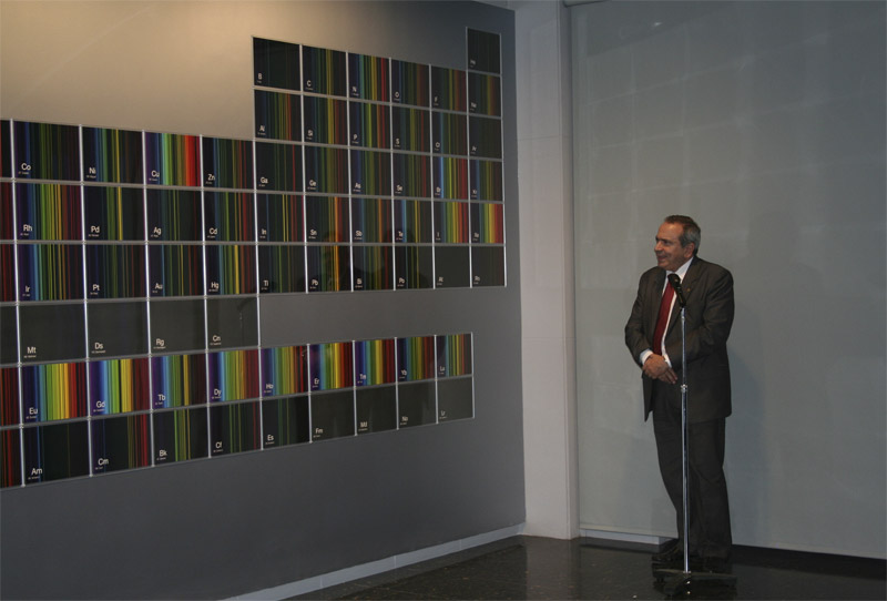 Emilio Lora-Tamayo inaugurando el mural 'Homenatge als Elements' de Eugenia Balcells
