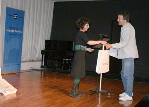 Entrega del premio a uno de los ganadores. 