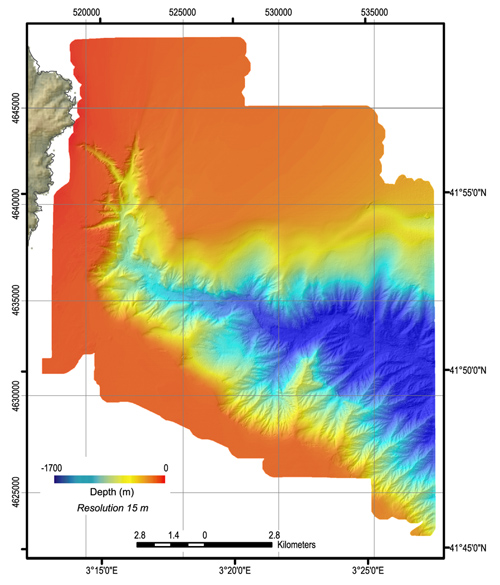 Imatge del relleu submarí del canyó de La Fonera obtinguda a partir d'una malla batimètrica de 15 m de resolució en la que es pot observar el suavitzat morfològic de la vessant nord del canyó, freqüentada per la flota d'arrossegament, en comparació a la morfologia natural de la vessant sud sense pescar, amb un relleu molt més accentuat i irregular, i on es pot observar clarament la xarxa de drenatge que caracteritza aquesta mena d'ambients submarins. GRC Geociències Marines, Universitat de Barcelona.