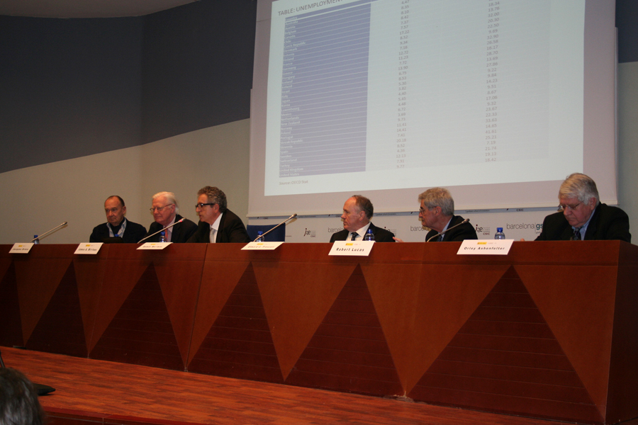 Taula de debat. D'esquerraa dreta Jacques Drèze, James A.Mirrlees, Ramon Marimon, Edward C.Prescott, Robert Lucas i Orley Ashenfelter.   