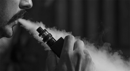 Un usuari de cigarrets electrònics (imatge: Sarah Johnson, blacknote.com)