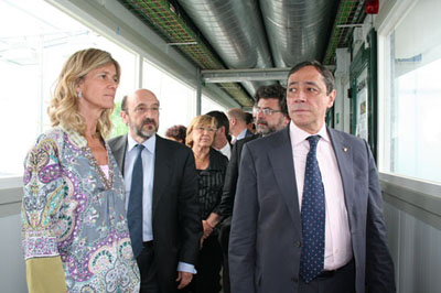De izquierda a derecha: la ministra de Ciencia e Innovación, Cristina Garmendia, en los invernaderos del CRAG, acompañada de Pere Puigdomènech, director del CRAG, Ana Ripoll, rectora de la UAB; Antoni Castellà, secretario general d’Universitats i Recerca, y Rafael Rodrigo, presidente del CSIC. 