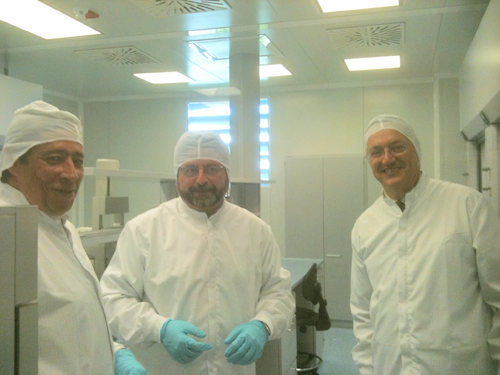 De izquierda a derecha: El presidente del CSIC, Rafael Rodrigo, y el Secretario General de Universidades e Investigación de la Generalitat de Cataluña, Antoni Castellà, visitan la Sala Blanca Nanoestructuración, acompañados del director del ICMAB, Xavier Obradors. 