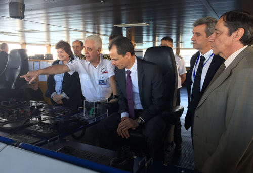 Pedro Duque, al pont de comandament, acompanyat del capità. Imatge: CSICCat.