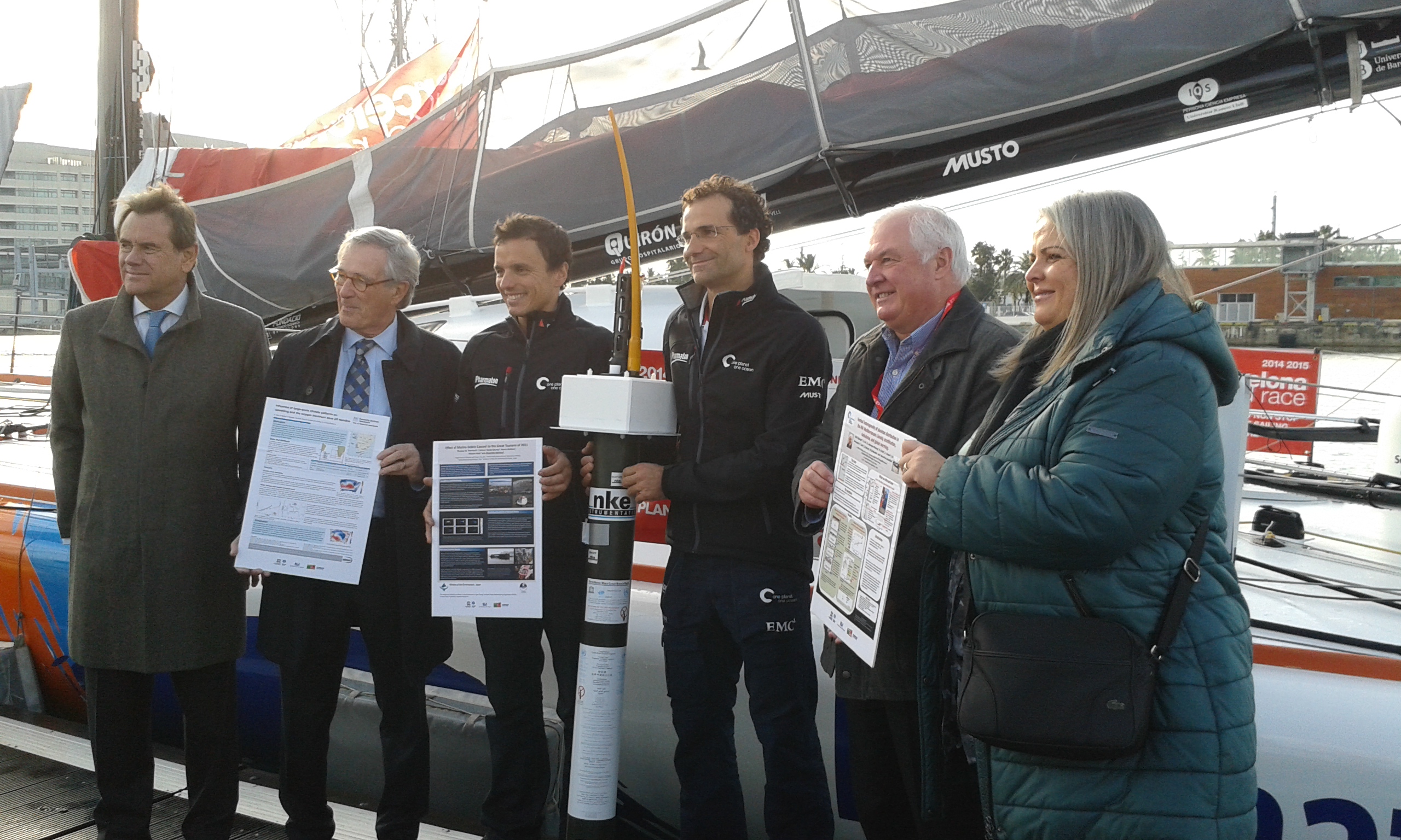 Entrega por parte del alcalde de Barcelona, Xavier Trias,  de una baliza ARGO y 3 pósters, ganadores en la 2nd Interational Ocean Research Conference de Barcelona, a los tripulantes del barco One Planet One Ocean (16/12/2014). De izquierda a derecha: Sixte Cámara (director del Puerto de Barcelona), Xavier Trias, Dídac Costa y Aleix Gelabert (tripulantes del barco) con la baliza Argo, Jorge Luís Valdés (director de Ciencias Oceánicas de la Comisión Oceanográfica Intergubernamental UNESCO) y Maite Fandos (regidora del Ayuntamiento de Barcelona). Imagen: Miquel Alcaraz.